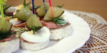 канапе с паштетом и яйцом