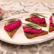 Рецепт Канапе с сельдью и свекольно-творожным муссом