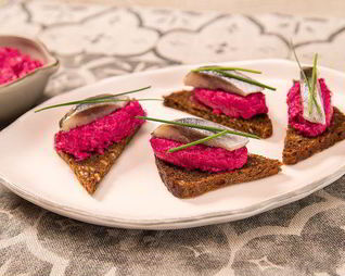 Канапе с сельдью и свекольно-творожным муссом