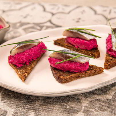 Канапе с сельдью и свекольно-творожным муссом
