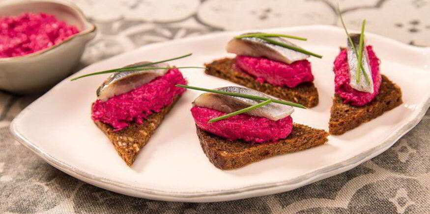 Рецепт канапе с сельдью и свекольно-творожным муссом