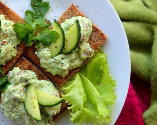 Канапе с сельдью и свежим огурцом