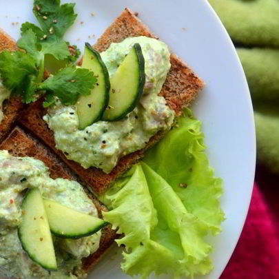 Канапе с сельдью и свежим огурцом