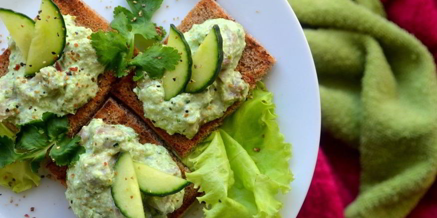 Рецепт канапе с сельдью и свежим огурцом
