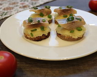 Канапе с сельдью