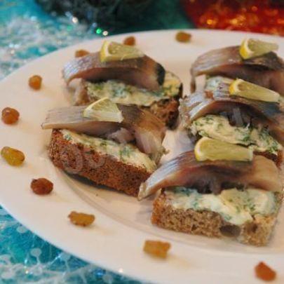 Канапе с селедкой и черным хлебом на шпажках