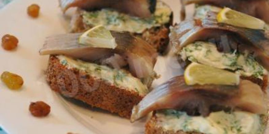Рецепт канапе с селедкой и черным хлебом на шпажках