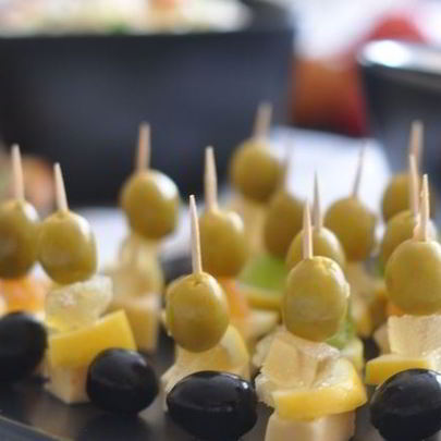 Канапе с сыром и оливками