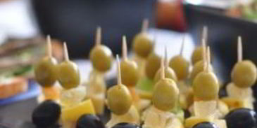 канапе с сыром и оливками