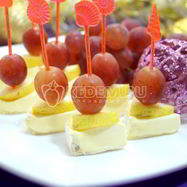 Рецепт Канапе с сыром и виноградом
