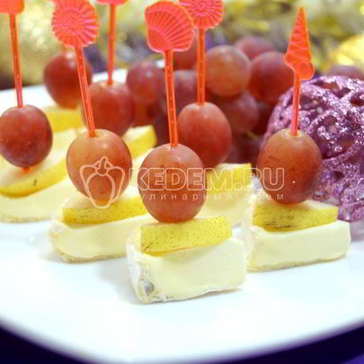 Канапе с сыром и виноградом