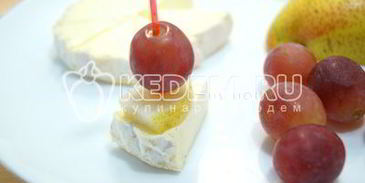 канапе с сыром и виноградом