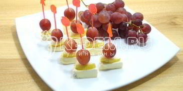 канапе с сыром и виноградом