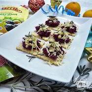 Рецепт Канапе со свеклой, пармезаном и кедровыми орешками