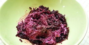 канапе со свеклой, пармезаном и кедровыми орешками