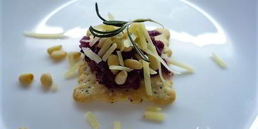 канапе со свеклой, пармезаном и кедровыми орешками