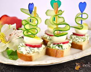Канапе со свежим огурцом, перепелиными яйцами и адыгейским сыром
