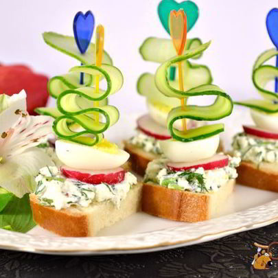 Канапе со свежим огурцом, перепелиными яйцами и адыгейским сыром