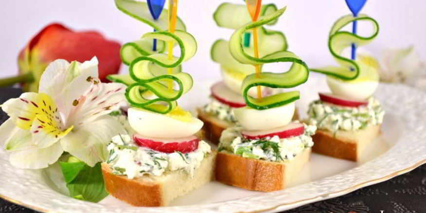 Рецепт канапе со свежим огурцом, перепелиными яйцами и адыгейским сыром