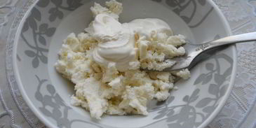 канапе со свежим огурцом, перепелиными яйцами и адыгейским сыром