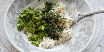 канапе со свежим огурцом, перепелиными яйцами и адыгейским сыром