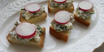 канапе со свежим огурцом, перепелиными яйцами и адыгейским сыром