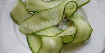 канапе со свежим огурцом, перепелиными яйцами и адыгейским сыром