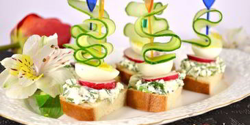 канапе со свежим огурцом, перепелиными яйцами и адыгейским сыром