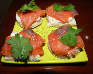 Нежные канапе с копченым лососем