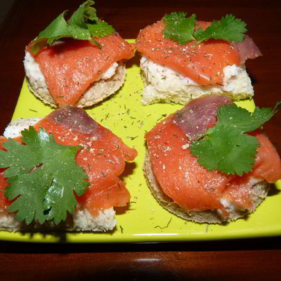 Нежные канапе с копченым лососем