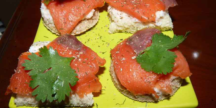 Рецепт нежных канапе с копченым лососем