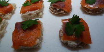 нежные канапе с копченым лососем