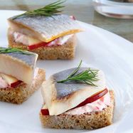Рецепт Закуски из норвежской сельди под клюквенным соусом и канапе с сельдью