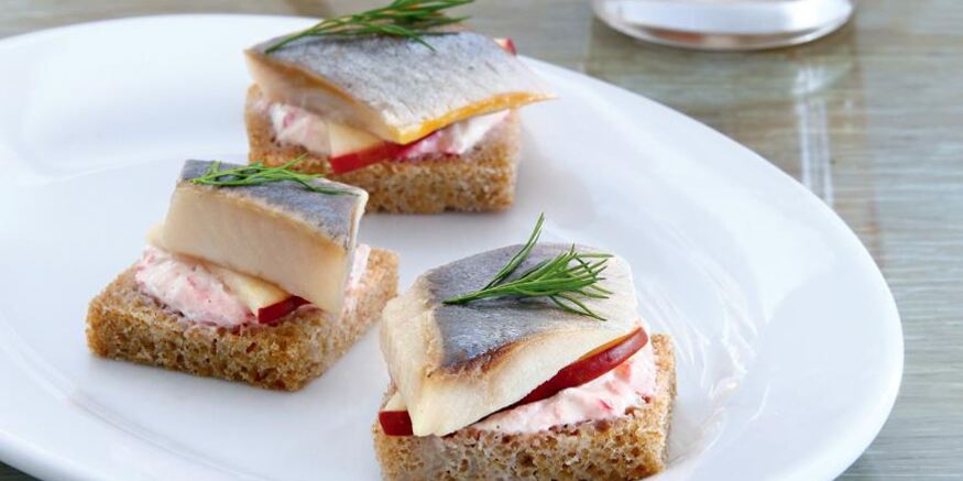 Рецепт закуски из норвежской сельди под клюквенным соусом и канапе с сельдью