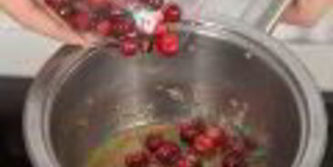 закуска из норвежской сельди под клюквенным соусом и канапе с сельдью