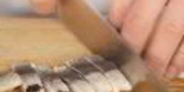 закуска из норвежской сельди под клюквенным соусом и канапе с сельдью