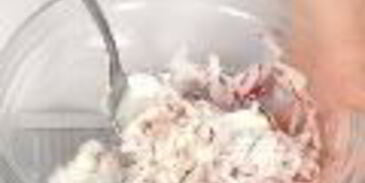 закуска из норвежской сельди под клюквенным соусом и канапе с сельдью