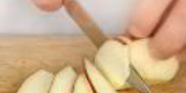 закуска из норвежской сельди под клюквенным соусом и канапе с сельдью