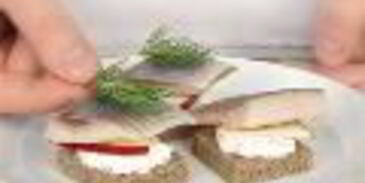 закуска из норвежской сельди под клюквенным соусом и канапе с сельдью