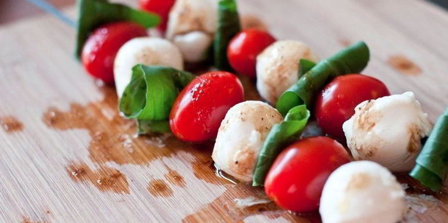 Рецепт капрезе на шпажках