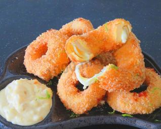 Луковые кольца с сыром в кляре