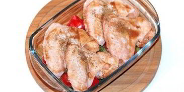 маринованные куриные крылышки c овощами