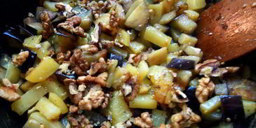 фриттата с картофелем, баклажанами и грецкими орехами