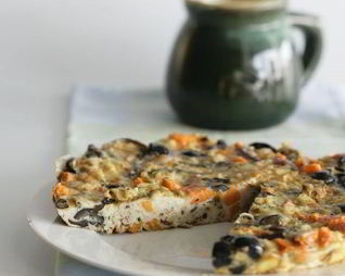 Фриттата с оливками, бататом и красным луком