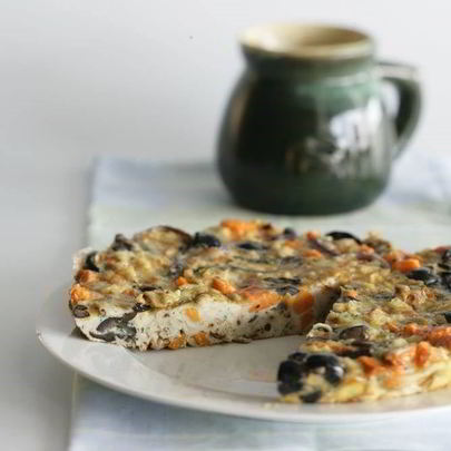 Фриттата с оливками, бататом и красным луком