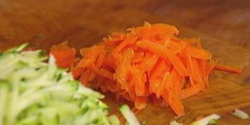 фриттата с цукини, морковью и помидором