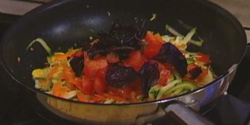 фриттата с цукини, морковью и помидором