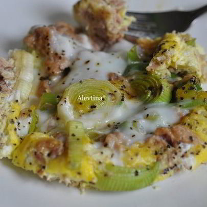 Фриттата с тунцом и луком-пореем