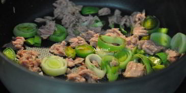 фриттата с тунцом и луком-пореем