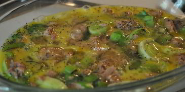 фриттата с тунцом и луком-пореем